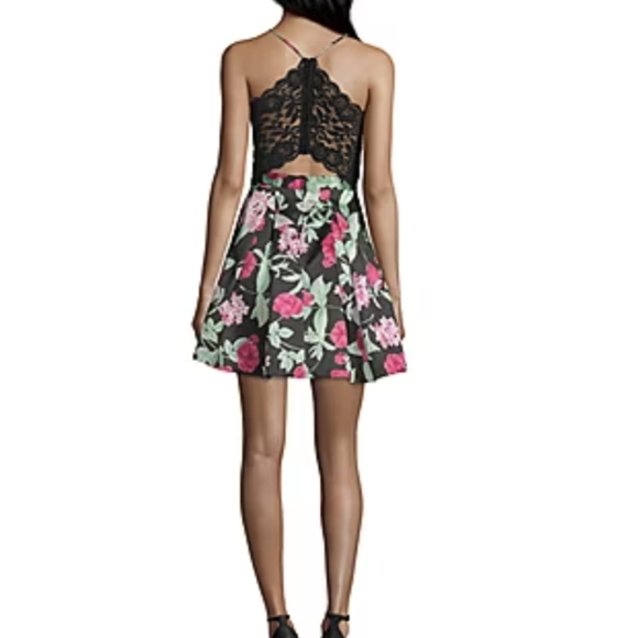 NWT Juniors' B. Smart V-Neck Floral Dress with Lace Back and Pockets size 3 - Picture 3 of 5
